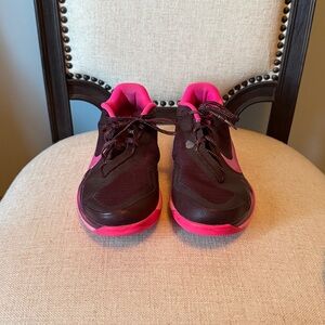 Nike Women's Black and Pink Athletic Shoes